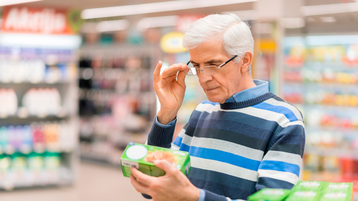 Het etiket op een voedingsproduct lezen in de supermarkt